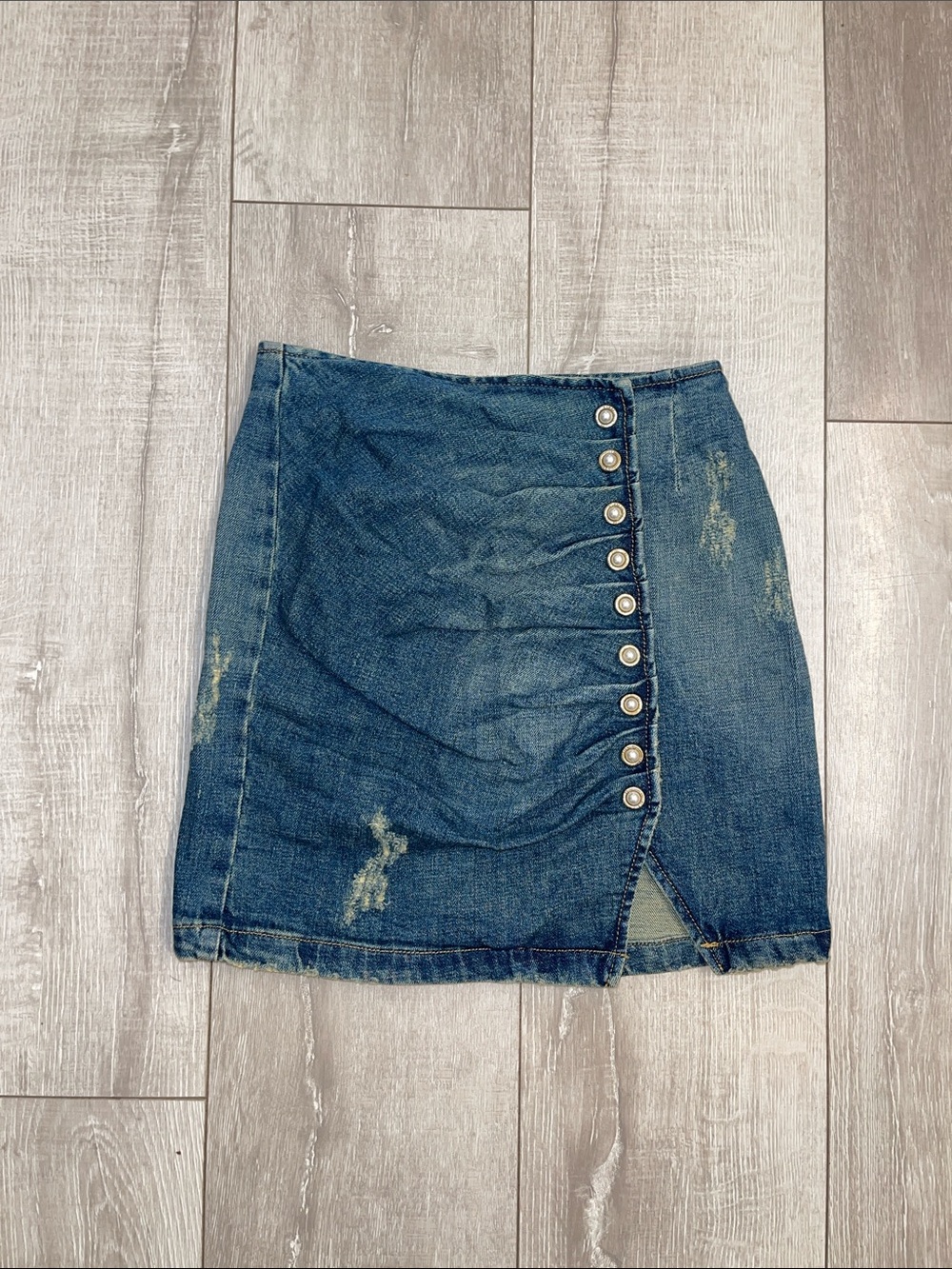 💍NWT Retrofete *One Day Sale* ‘Willa’ Pearl Button-Front Denim Mini Skirt XS💍 - Picture 2 of 12